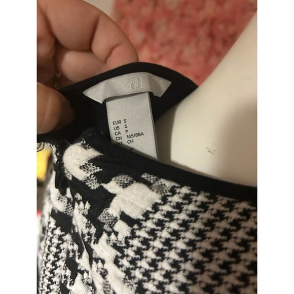 H & M Small Abstract Black and White Bodycon Dress - Picture 3 of 4